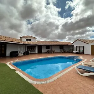 https://villa-with-pool-in-the-centre-of-fuerteventura.hotelsfuerteventura.org